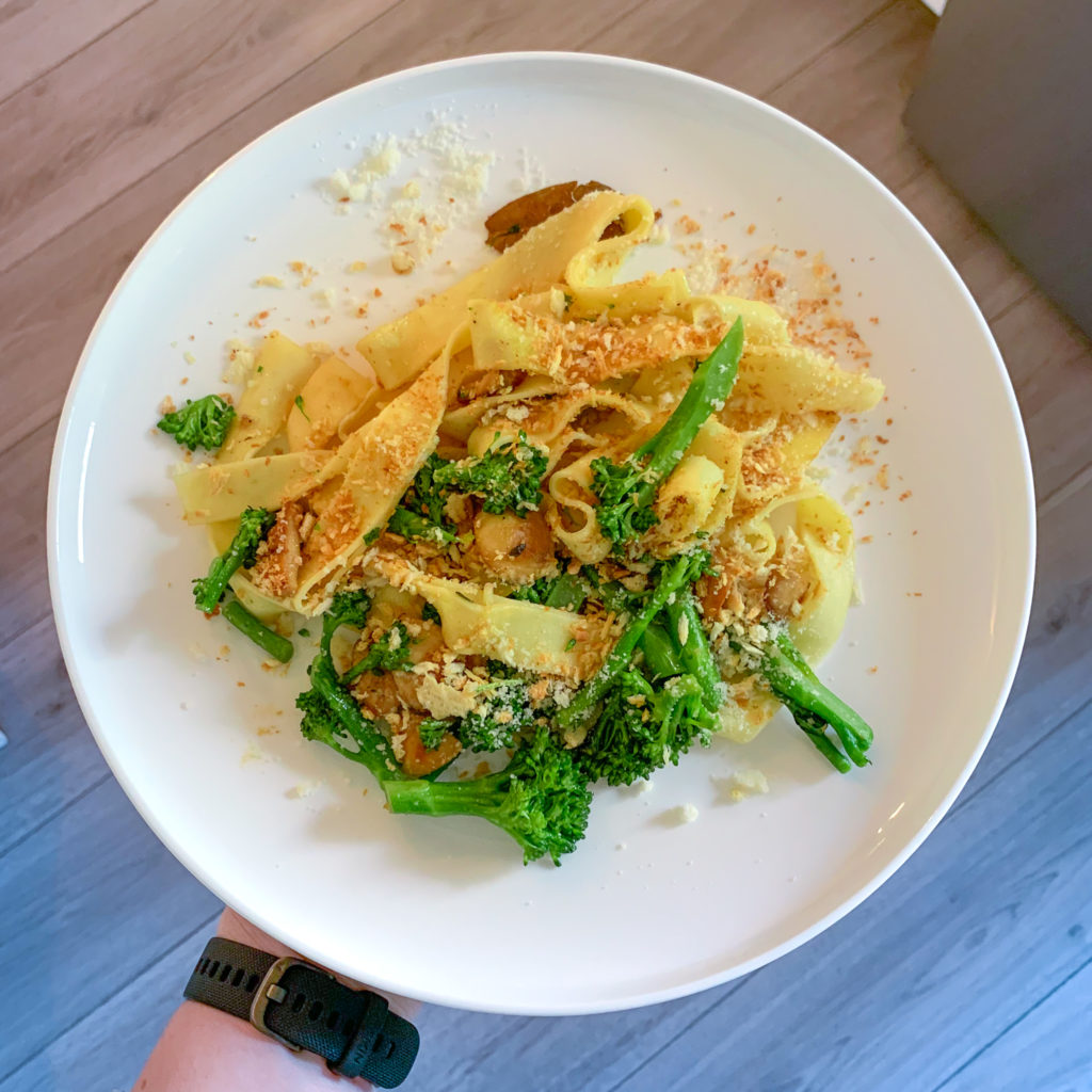 Knapperige pappardelle van Ottolenghi In je Hummus